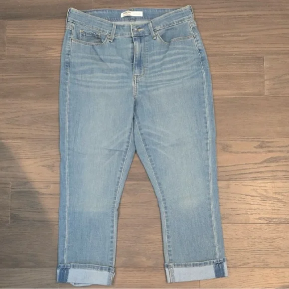 Signature by Levi Strauss Women's Modern Capri jeans in a light wash size 8 - Picture 1 of 3